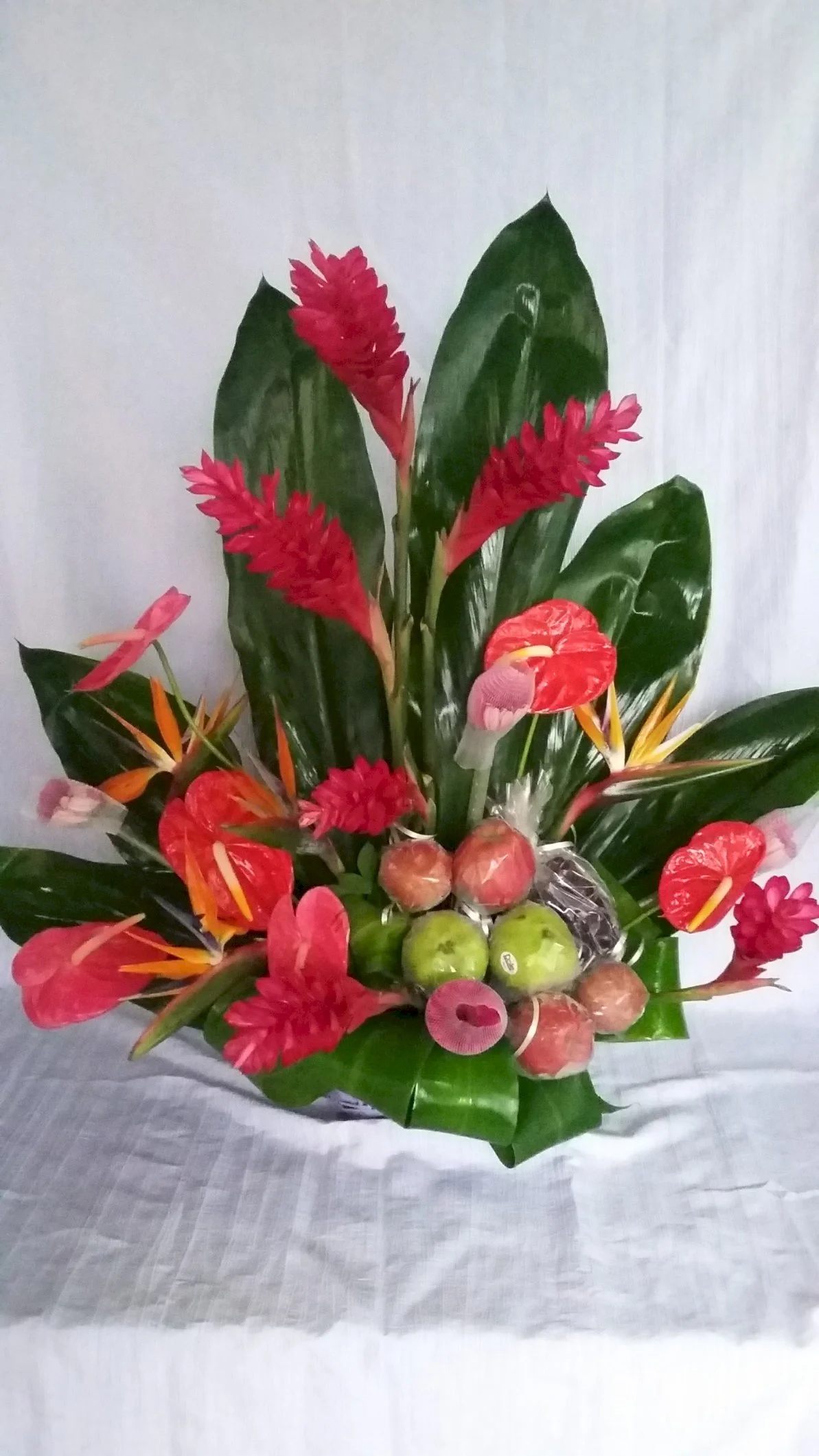 Imagen de Arreglo tropical, con frutas